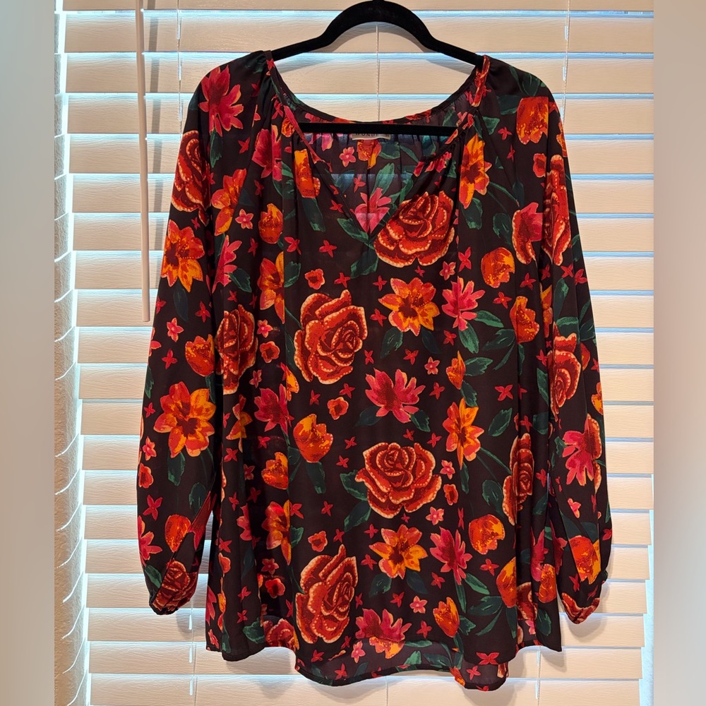 Beautiful Plus Size Rose/Flower pattern top Size 2X
